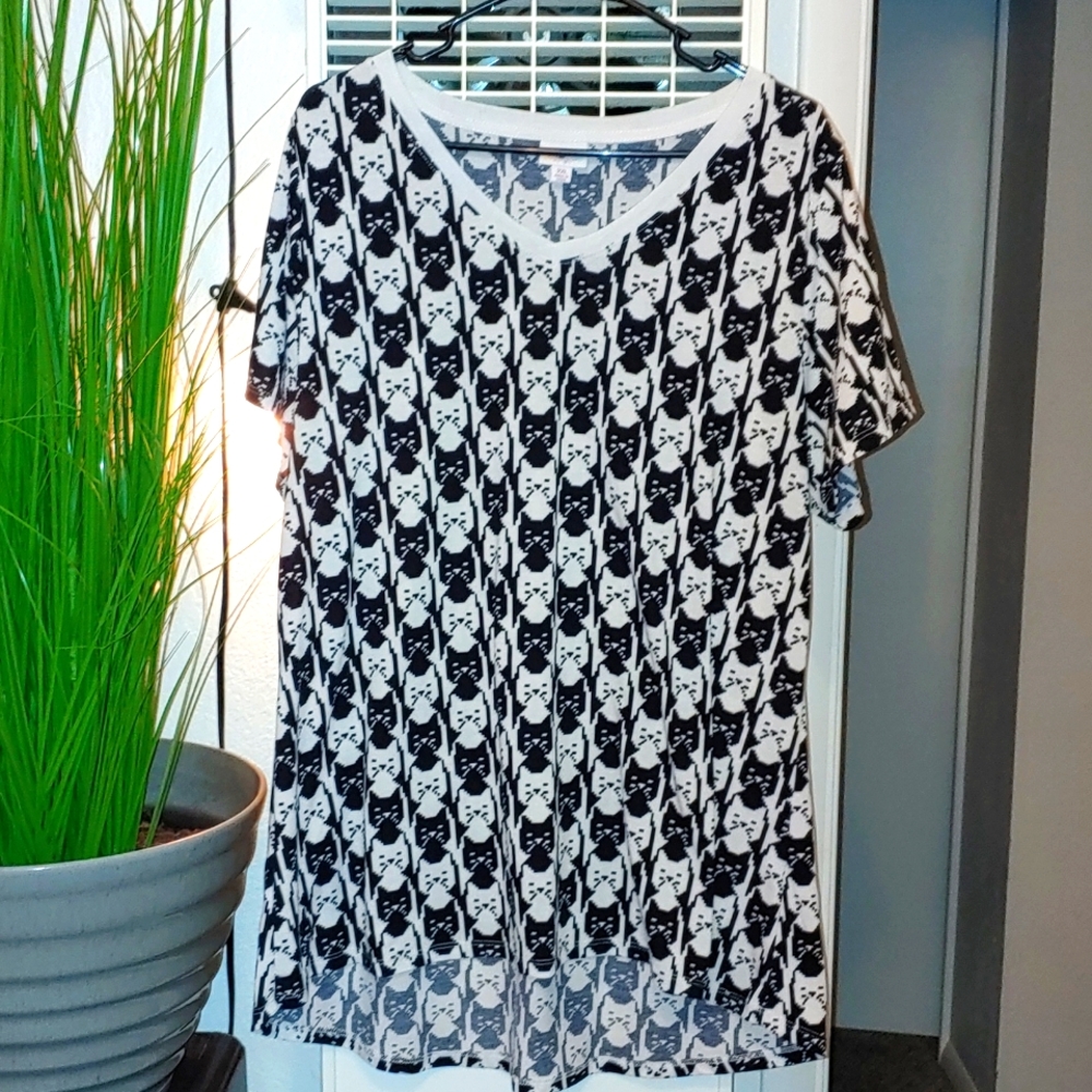 2XL LuLaRoe Christy Tee w/ black& white cat graphics